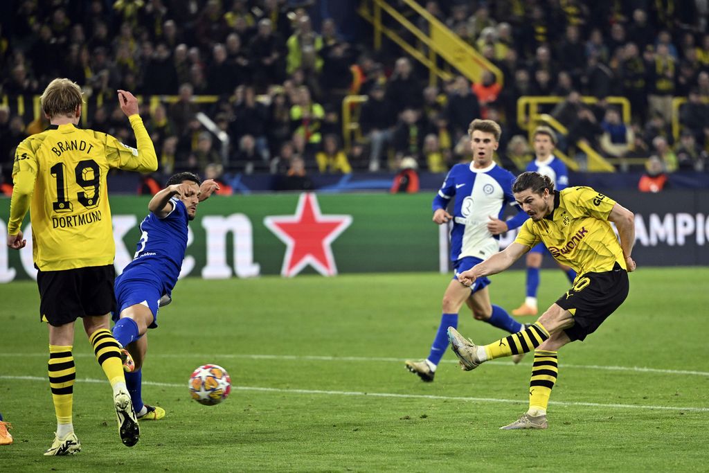 Dortmund midfielder Marcel Sabitzer (right) scored a goal against Atletico Madrid in the second leg of the Champions League quarter-finals, early Wednesday morning WIB.
