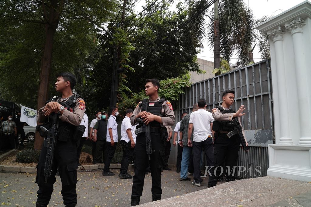 Anggota penyidik Direktorat Reserse Kriminal Khusus Polda Metro Jaya memasuki rumah aman (<i>safe house</i>) Ketua Komisi Pemberantasan Korupsi (KPK) Firli Bahuri untuk digeledah di kawasan Kebayoran Baru, Jakarta, Kamis (26/10/2023).