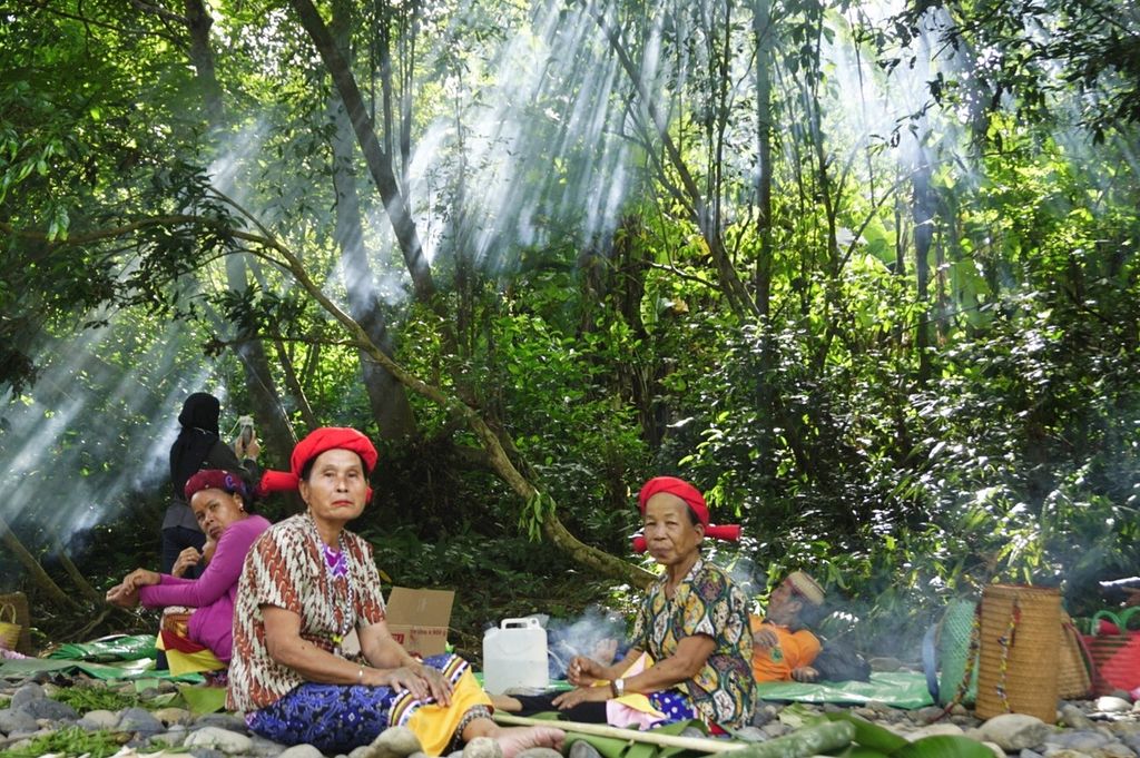 Perempuan dayak Long Gliit duduk santai di tepi Sungai Tepai di Desa Long Tuyoq, Kecamatan Long Pahangai, Kabupaten Mahakam Ulu, Kalimantan Timur, Rabu (11/12/2019).