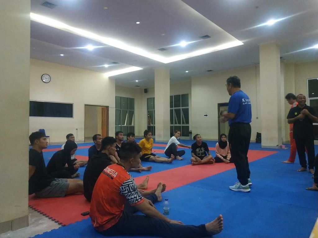 Tim karate mendapatkan masukan setelah berlatih di GOR Benhil Jakarta, Rabu (26/4/2023).