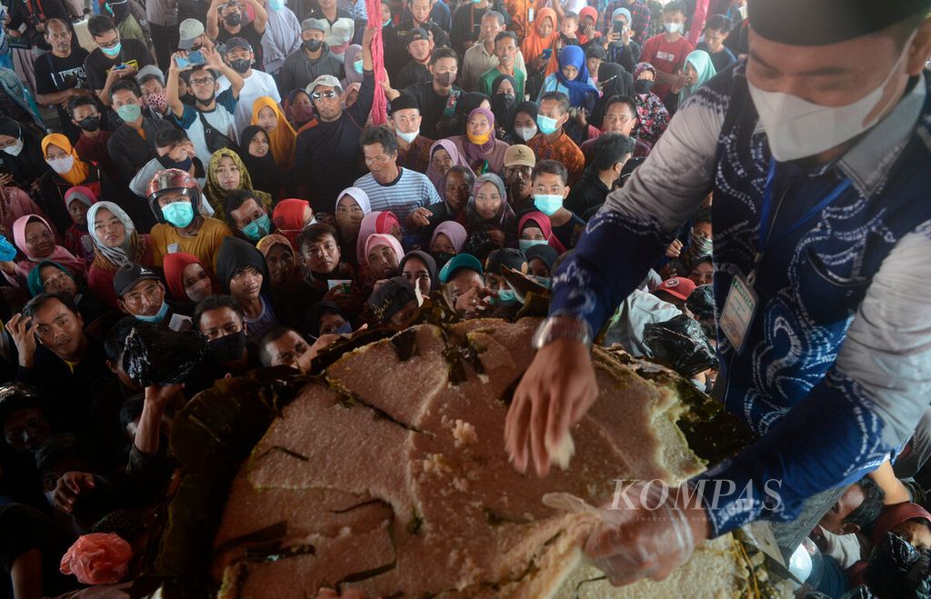 Warga menunggu pembagian lupis ketan yang menjadi rangkaian cara syawalan di Kampung Krapyak, Kota Pekalongan, Jawa Tengah (9/5/2022). Tradisi ini menjadi bagian dari budaya silaturahmi antarwarga setelah merayakan Idul Fitri. 
