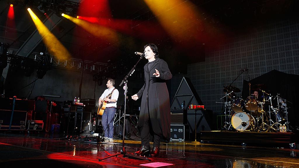Dolores O\'Riordan, vokalis The Cranberries, tampil dalam F1 Rock Melbourne di Sidney Myer Music Bowl pada 17 Maret 2012.