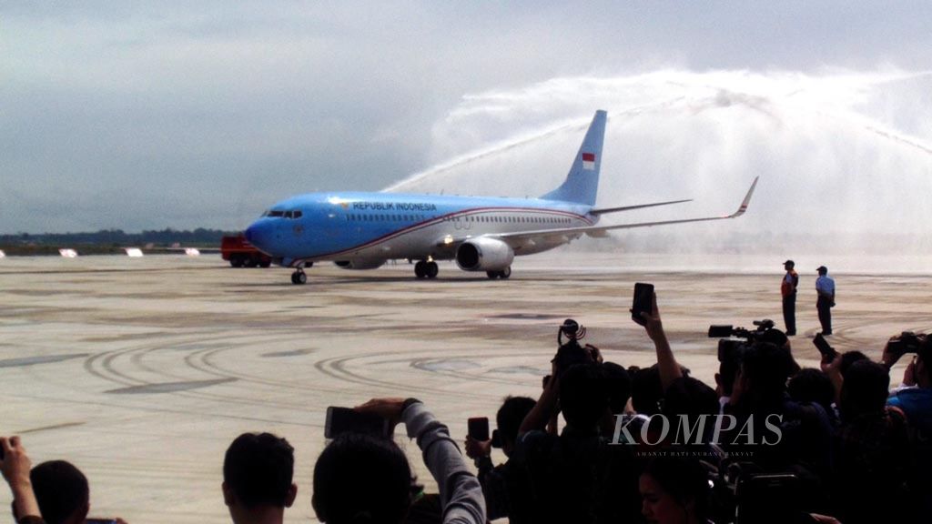 Pesawat Kepresidenan Boeing 737-800 mendarat di Bandara Internasional Jawa Barat Kertajati di Kabupaten Majalengka, Kamis (24/5/2018). Pesawat tersebut secara resmi menjadi pesawat perdana yang mendarat di BIJB Kertajati. 