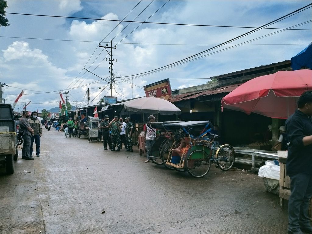 Akses jalan di Pasar Pasir Gintung dirapihkan jelang kunjungan Presiden Joko Widodo pada Sabtu (3/9/2022). 