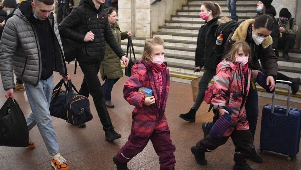 Warga Kiev, Ukraina, berlindung di stasiun bawah tanah, 24 Februari 2022, setelah Rusia mulai menyerang. 