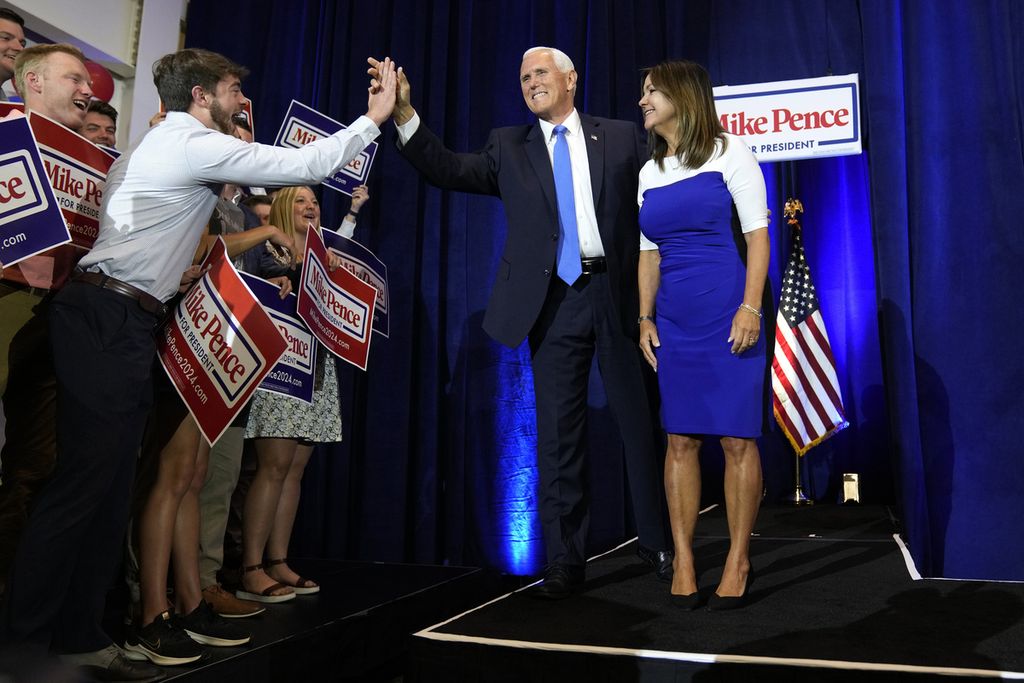 Mantan Wakil Presiden Amerika Serikat Mike Pence (kedua dari kanan) menepuk tangan salah satu staf kampanyenya menjelang pidato deklarasinya sebagai bakal calon presiden AS dari Partai Republik di Iowa, AS, Rabu (7/6/2023). 