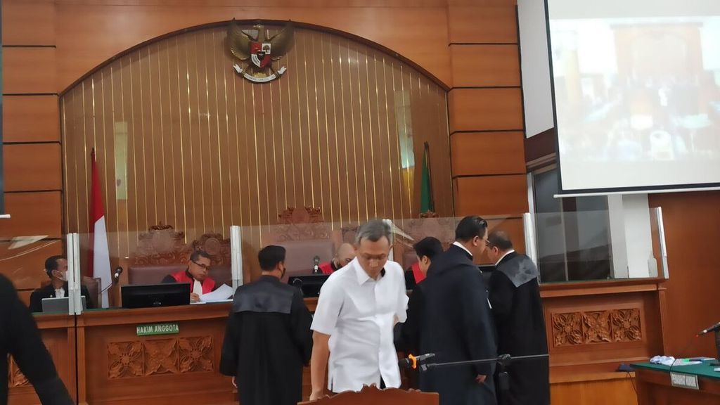 Bekas Kaden Ropaminal Divisi Profesi dan Pengamanan Polri Agus Nurpatria Adi Purnama mengikuti sidang perkara perintangan penyidikan (<i>obstruction of justice</i>) di Pengadilan Negeri Jakarta Selatan, Rabu (19/10/2022).