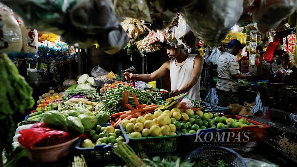 Pedagang menata berbagai jenis sayur di Pasar PSPT, Tebet, Jakarta, Senin (3/4). Pada Maret 2017 terjadi deflasi 0,02 persen yang antara lain disumbang oleh turunnya harga rata-rata nasional sejumlah bahan makanan. 