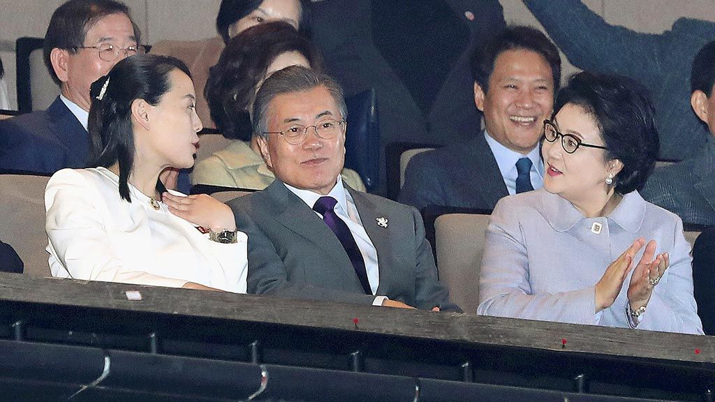 Saudara perempuan Pemimpin Korea Utara Kim Jong Un, Kim Yo Jong (kiri), berbincang-bincang dengan Presiden Korea Selatan Moon Jae-in dan istrinya, Kim Jung-sook, Minggu (11/2), saat kelompok musik asal Pyongyang, Samjiyon, tampil di Teater Nasional, Seoul. Setelah menghadiri pembukaan Olimpiade Musim Dingin, Kim Yo Jong pada Sabtu lalu menyampaikan undangan kepada Presiden Korsel untuk berkunjung ke Pyongyang.