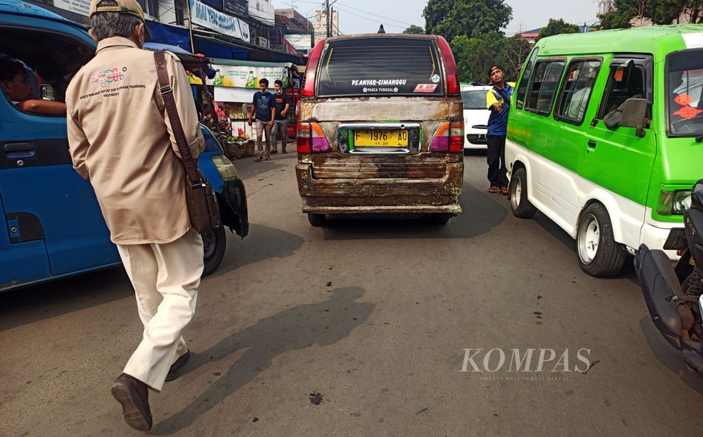 Kondisi salah satu angkutan kota yang melintas di Jalan Dewi Sartika, Kota Bogor, Jawa Barat, Rabu (28/4/2021). 