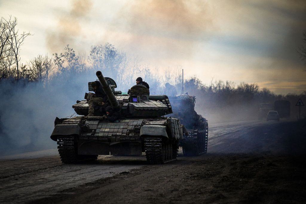 Tank Ukraina di dekat Bakhmuy, Donetsk pada Rabu (30/11/2022). Lebih dari 100.000 tentara Ukraina diduga tewas dan terluka sejak perang meletus pada Februari 2022.