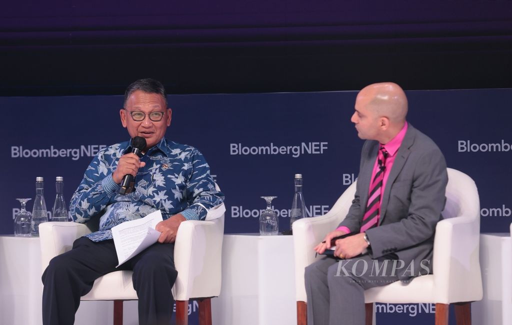 Menteri Energi dan Sumber Daya Mineral (ESDM) Arifin Tasrif (kiri) menjadi pembicara dalam BloombergNEF (BNEF) Summit di Nusa Dua, Bali, Sabtu (12/11/2022).