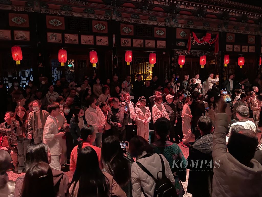 Suasana di dalam gedung teater pertunjukan partisipatif <i>See Pingyao Again</i> di kompleks kota kuno Pingyao, Provinsi Shanxi, China, 20 Oktober 2023. Suasana kota dibuat seolah-olah Pingyao 150 tahun yang lalu.