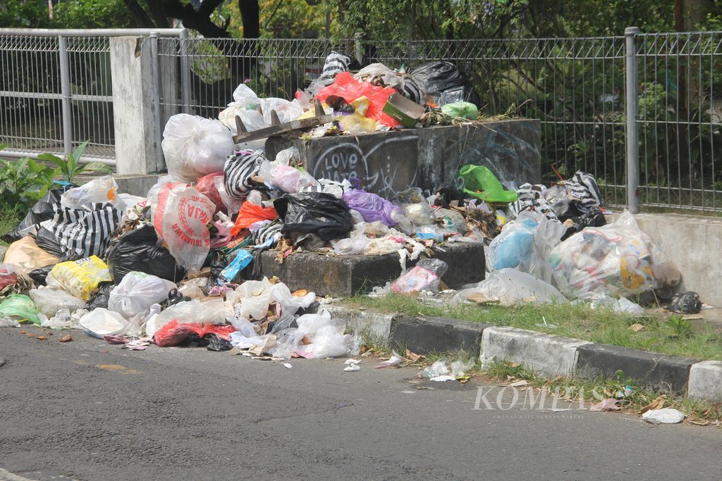 Sampah menumpuk hingga ke pinggir jalan di wilayah Kelurahan Kotabaru, Kecamatan Gondokusuman, Kota Yogyakarta, Senin (24/7/2023) siang. 