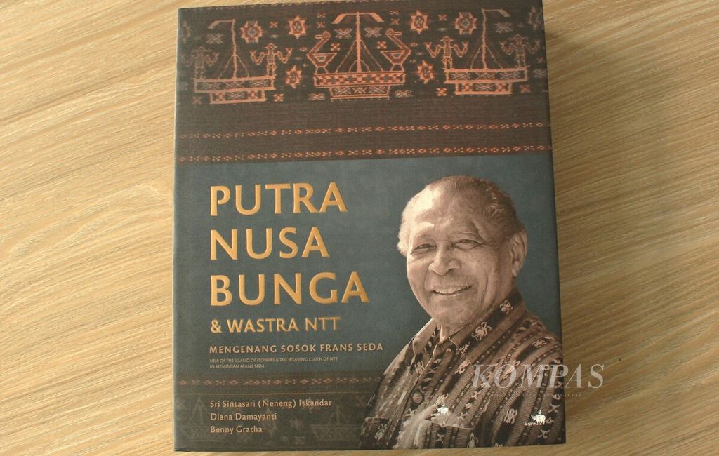 Buku <i>Putra Nusa Bunga & Wastra NTT, Mengenang Sosok Frans Seda</i>, Jakarta, Selasa (5/7/2022). Buku itu diterbitkan oleh Penerbit Buku Kompas.