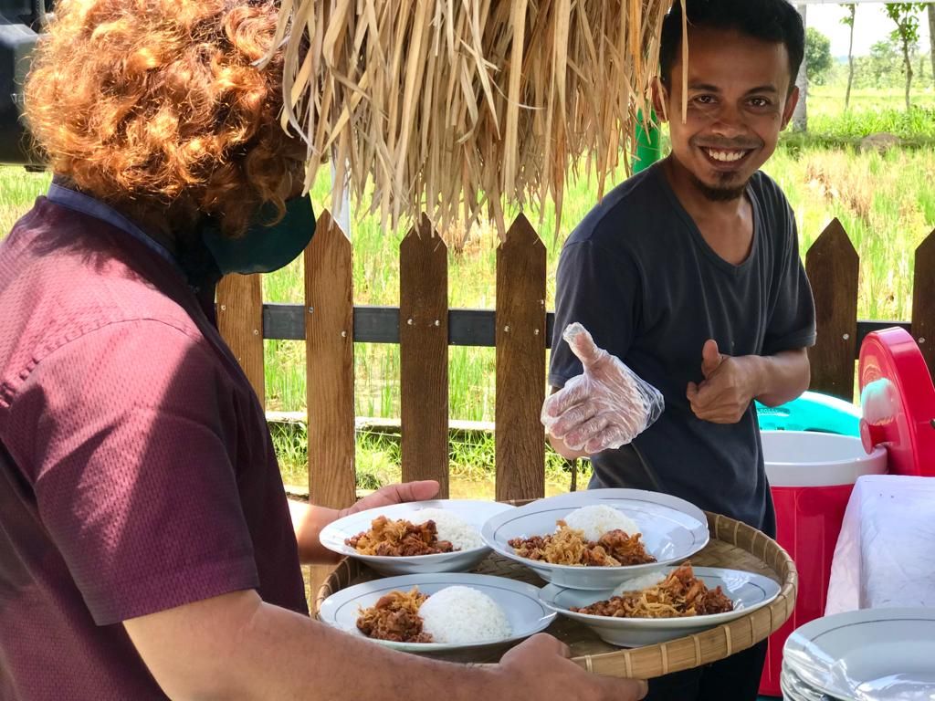 Penyajian kuliner kepada wisatawan di Desa Wisata Puyung, Lombok Tengah, Nusa Tenggara Barat. Desa Puyung menjadi salah satu dari 21 desa wisata di NTB yang masuk 500 besar Anugerah Desa Wisata Indonesia 2022.