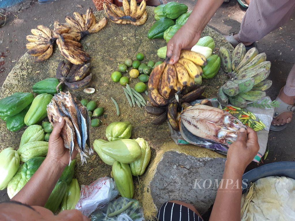 Pisang ditukar dengan ikan di pasar barter Desa Wulandoni, Kecamatan Wulandoni, Kabupaten Lembata, Nusa Tenggara Timur, Sabtu (28/1/2023). Sering kali terjadi tawar-menawar yang alot di antara kedua belah pihak.