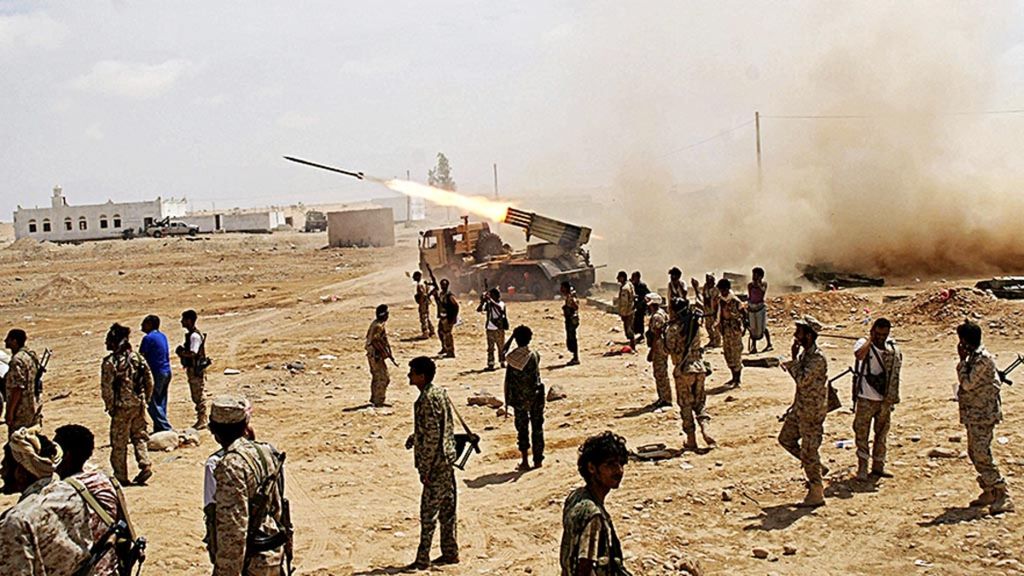 Tentara Yaman menembakkan roket ke posisi Al Qaeda di wilayah pegunungan di kota Meyfaa, Provinsi Shabwa, Yaman, Mei 2014. 