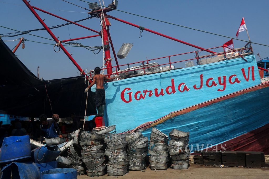 Pekerja mengumpulkan ember penampung ikan untuk dimasukkan kembali ke atas kapal di Pelabuhan Perikanan Samudera Nizam Zachman, Muara Baru, Jakarta, Jumat (17/9/2021). 