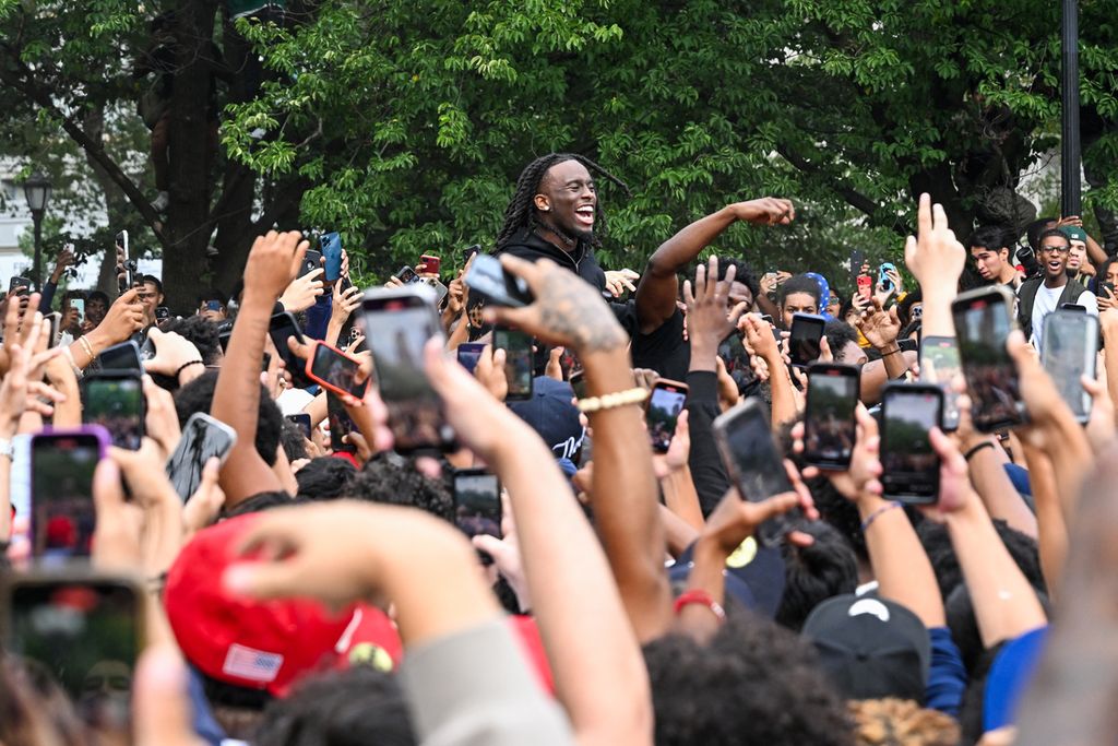 Para pengikut pemengaruh, Kai Cent (tengah) saat berkumpul di Union Square Park, New York, Jumat (4/8/2023). 