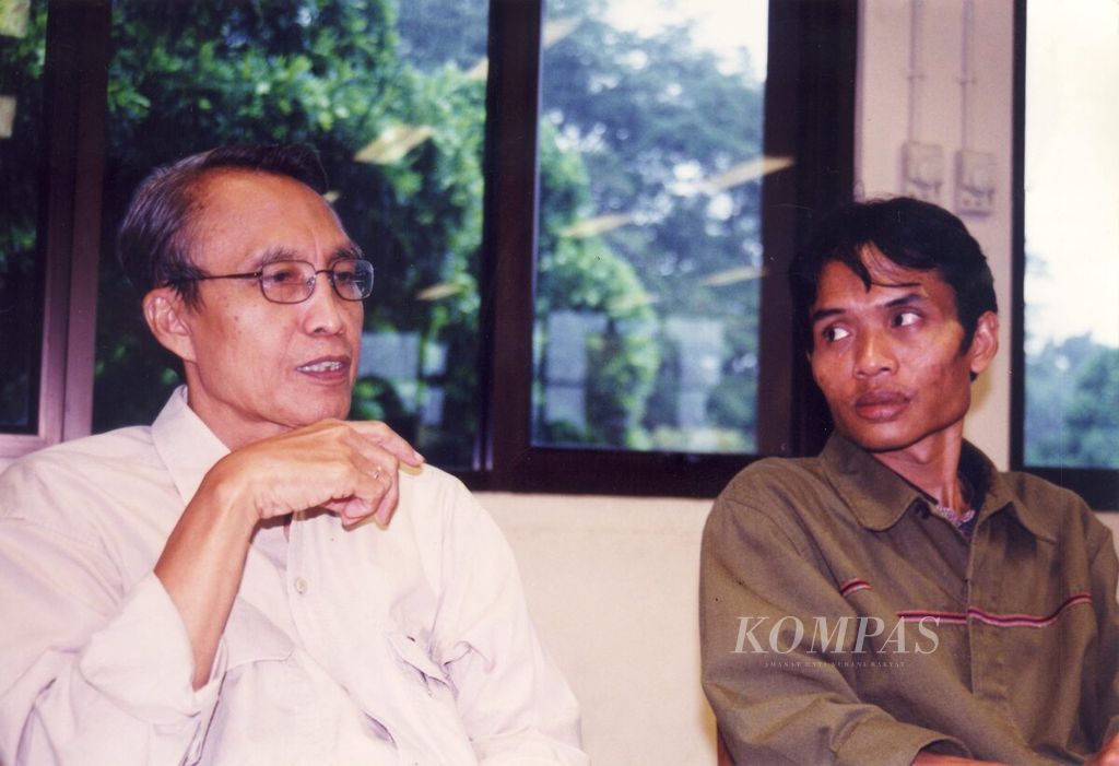 Sapardi Djoko Damono and Joko Pinurbo at an event. Both were great poets and now they have all passed away.
