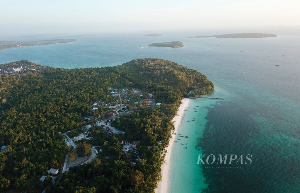 Sudut keindahan Kepulauan Kei tampak dari Pantai Ngurbloat di Desa Ngilngof, Kecamatan Manyeuw, Kabupaten Maluku Tenggara, Provinsi Maluku, Senin (18/9/2023).  
