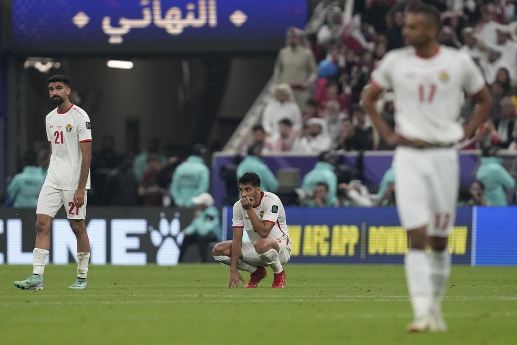Pemain Jordania Mousa Altamari bereaksi setelah penalti diberikan kepada Qatar di Stadion Lusail, Qatar 10 Februari 2024.