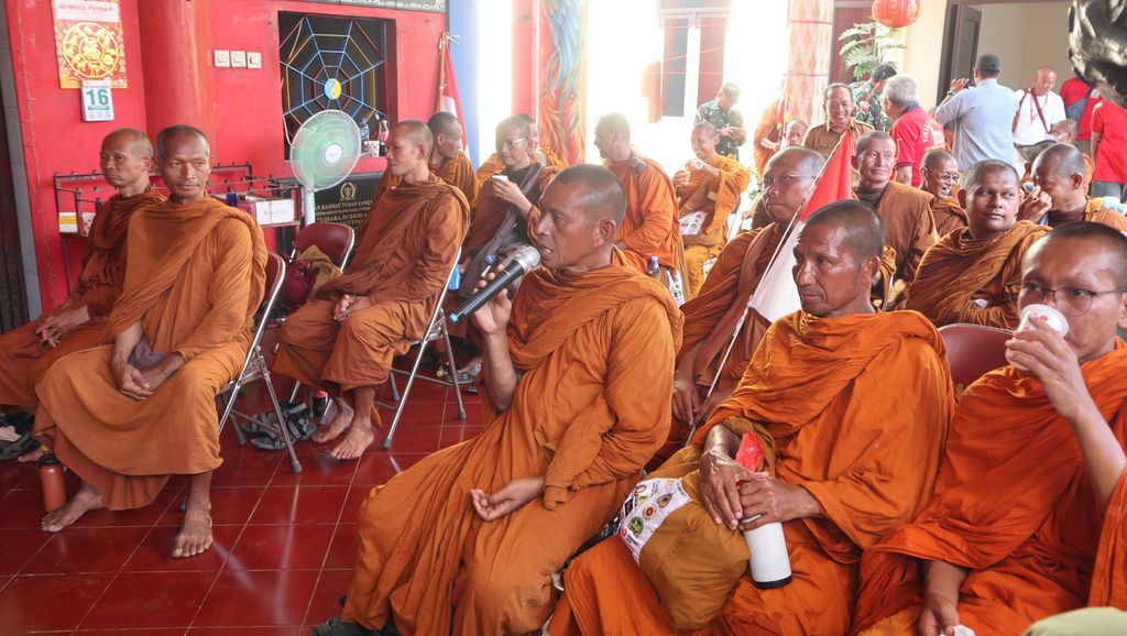 Sebanyak 32 biksu beristirahat di Vihara Budhi Asih, Kecamatan Jatibarang, Kabupaten Indramayu, Jawa Barat, Selasa (16/5/2023).
