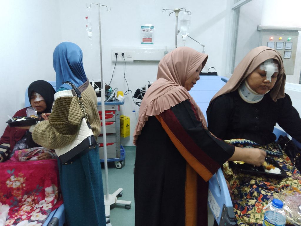 Dua korban kecelakaan kecelakaan beruntun masih menjalani perawatan di Instalasi Gawat Darurat Rumah Sakit Paru Dr. M. Goenawan Partowidigdo, Selasa (23/1/2024).