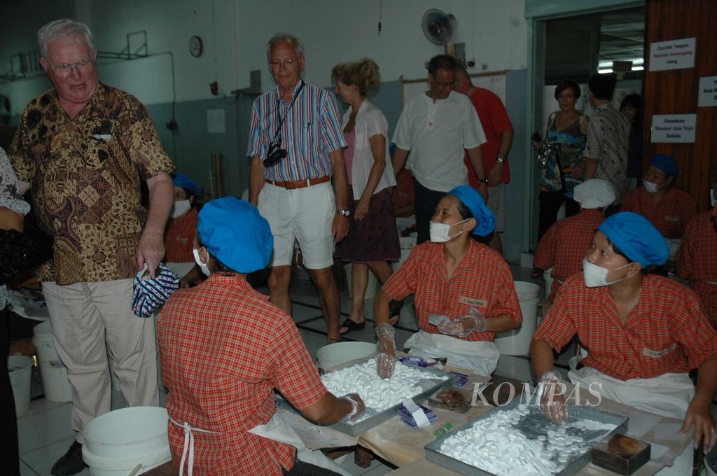Beberapa wisatawan asal Belanda yang tergabung dalam Yayasan Pikulan mengunjungi pabrik pembuatan permen Davos di Purbalingga, Kamis (23/9/2010). 