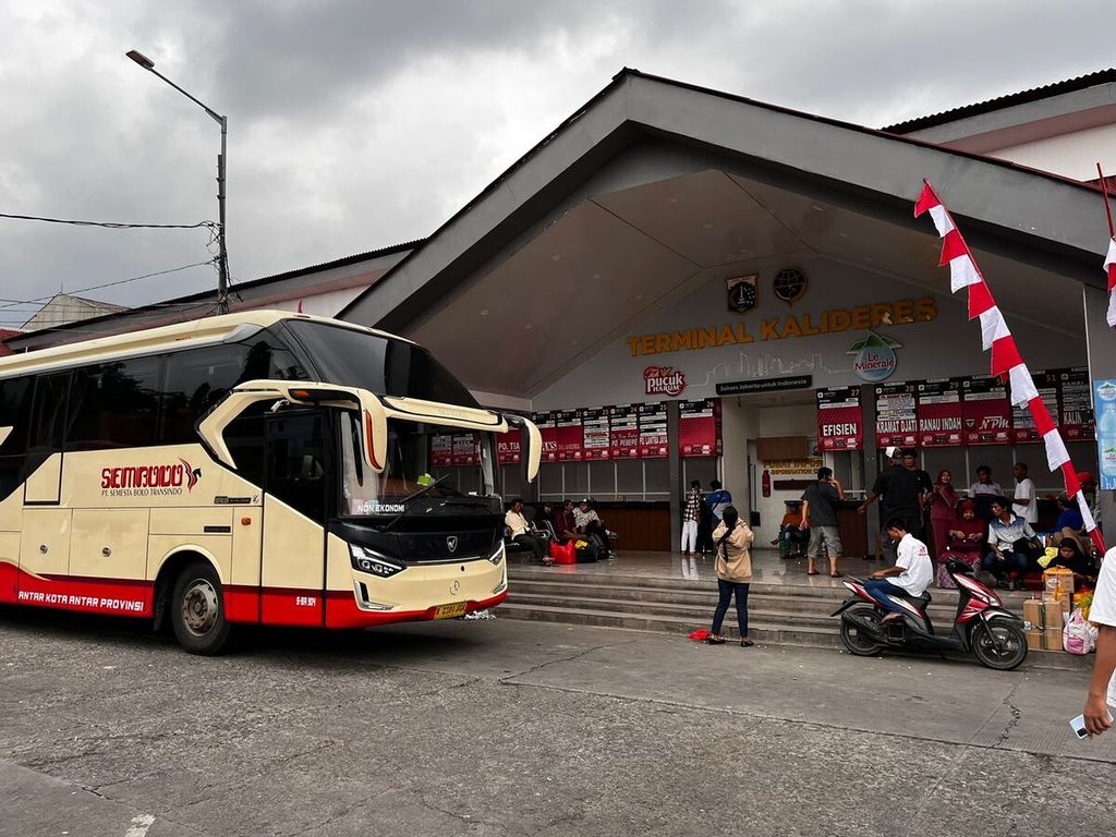 Suasana loket penjualan tiket di Terminal Kalideres, Jakarta Barat, Minggu (14/4/2024).
