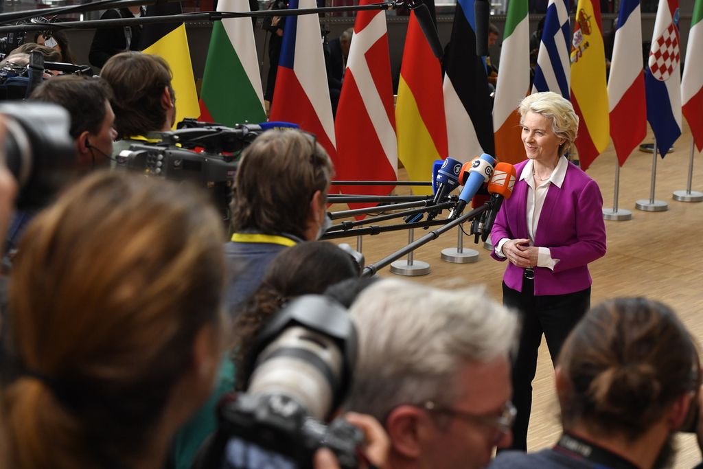 Presiden Komisi Eropa Ursula von der Leyen berbicara kepada media menjelang pertemuan luar biasa para pemimpin Uni Erupa membahas Ukraina serta keamanan energi dan pangan di gedung Europa di Brussels, Belgia, Senin (30/5/2022). 