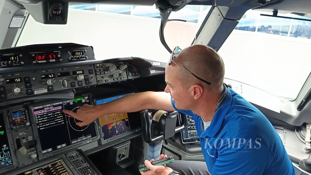 Mike Kingen, pilot uji coba Boeing, menunjukkan sejumlah fitur baru dari layar sentuh yang ada di dalam kokpit Boeing 777X di Pabrik Boeing di Everett, Seattle, Amerika Serikat, Rabu (26/6/2024). 777X menghadirkan kabin pilot yang lebih lebar dan lega. Boeing juga mengganti sejumlah panel analog dengan instrumen layar sentuh. Fitur tersebut diakui memudahkan para pilot dalam bekerja.