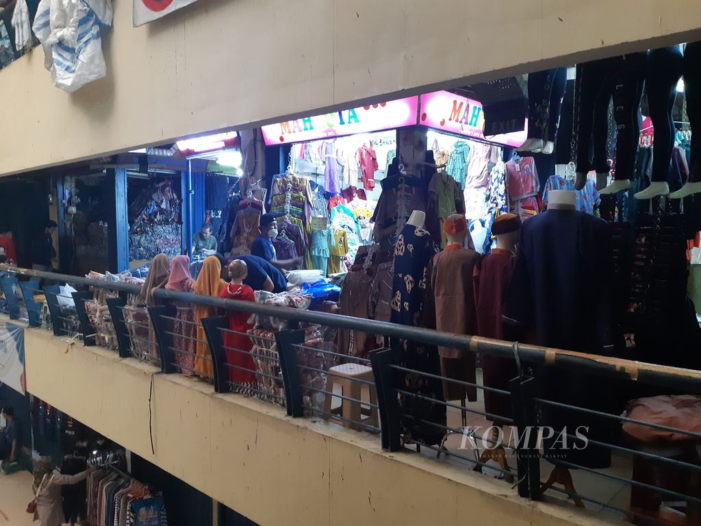 Aktivitas perdagangan sandang di Pasar Cipulir, Jakarta Selatan, Senin (4/4/2022). Di awal Ramadhan, omzet pedagang di pasar ini sudah menunjukkan peningkatan. Kondisi ini ditengarai terjadi lantaran adanya pelonggaran protokol kesehatan jelang Idul Fitri.