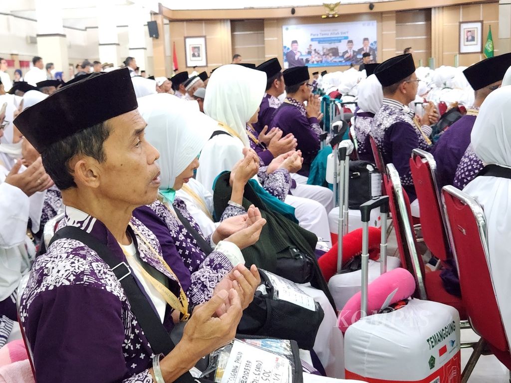 Calon jemaah haji asal Jawa Tengah berdoa sebelum diberangkatkan dari Embarkasi Solo, di Kabupaten Boyolali, Jawa Tengah, Minggu (12/5/2024). Mereka adalan rombongan pertama yang akan diberangkatkan dari Jawa Tengah.