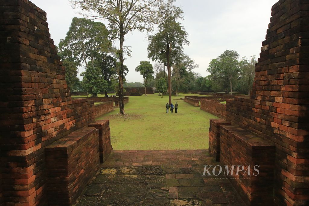 Researchers crossed the Kedaton Temple complex in the Muarajambi National Cultural Heritage Area, Muaro Jambi Regency, Jambi Province, Wednesday (15/3/2023).