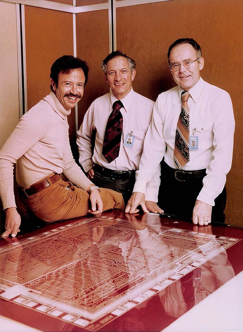 Selebaran dari Intel Corporation ini diambil pada 1978 dan dirilis 24 Maret 2023 menunjukkan Andy Grove (kiri) serta pendiri Intel, Robert Noyce (tengah) dan Gordon Moore (kanan).