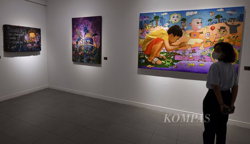 Lukisan berjudul ”Happy Life” (kanan) karya Antoe Budiono yang bergaya <i>hiperrealisme</i> dalam pameran seni rupa ”New Hope” di Galeri Nasional Indonesia, Jakarta, Senin (6/2/2023).