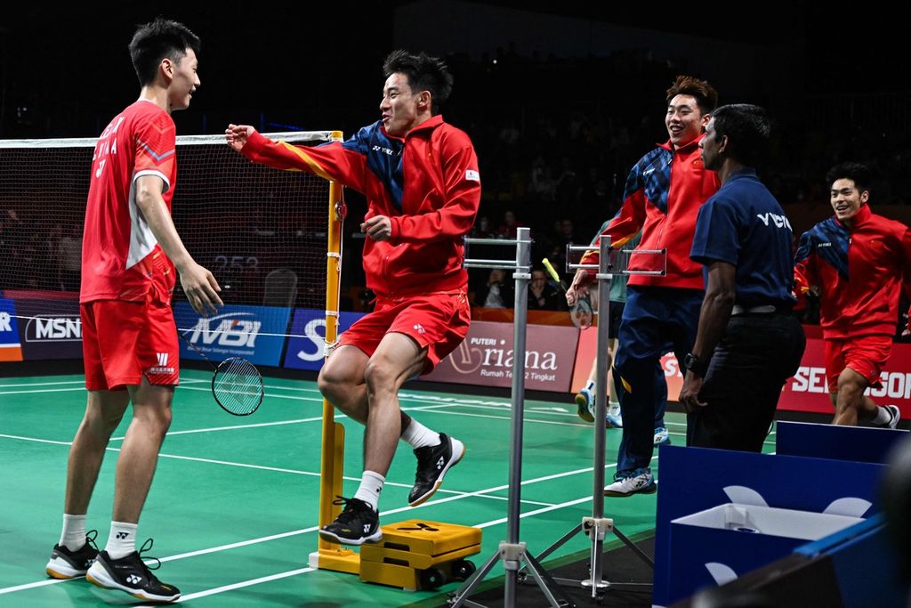 Pemain China, Lei Lanxi (kiri), merayakan kemenangan saat melawan pemain Malaysia, Eogene Ewe, di final Kejuaraan Bulu Tangkis Asia Beregu di Selangor, Minggu (18/2/2024). 