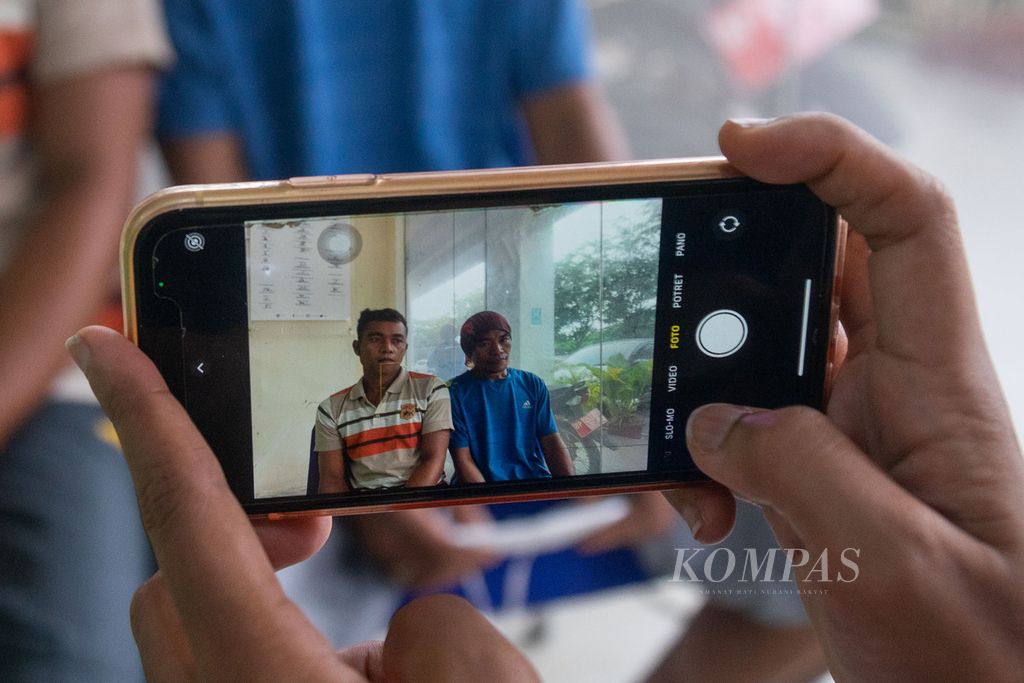 Dari kiri ke kanan: Amat (41) dan Sahman (35) saat ditemui di rumah singgah Badan Perlindungan Pekerja Migran Indonesia di Batam, Kepulauan Riau, Selasa (21/6/2022). Mereka adalah pekerja migran tanpa dokumen yang selamat dari insiden perahu tenggelam di perairan Nongsa, Batam, Kamis (16/7/2022).