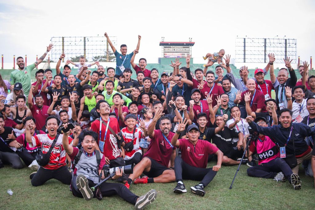 The Madura United team took a photo together after competing against Arema FC in a match of the BRI League 1 at the Gelora Bangkalan Stadium, Bangkalan, East Java, on Tuesday (April 30, 2024). Madura United successfully qualified for the Championship Series of the 2023/2024 League 1 season after finishing in fourth place with 55 points.