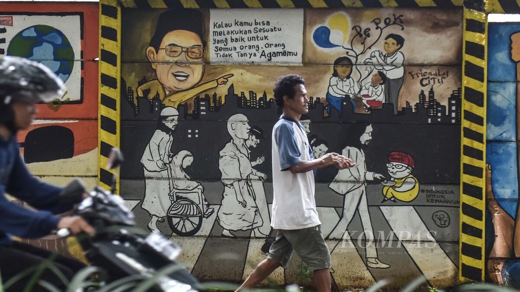 Mural menjadi salah satu media bagi masyarakat untuk menyerukan toleransi dalam kehidupan beragama. Hal itu salah satunya ditemui di Jalan Juanda, Kota Depok, Jawa Barat, Sabtu (22/2/2020). 