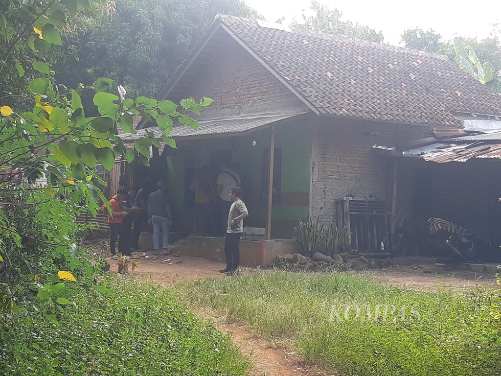 Police visited the home of Pegi Setiawan, one of the three fugitives in the Vina murder case, in Simaja Block, Kepompongan Village, Talun, Cirebon Regency, West Java, on Wednesday (22/5/2024).