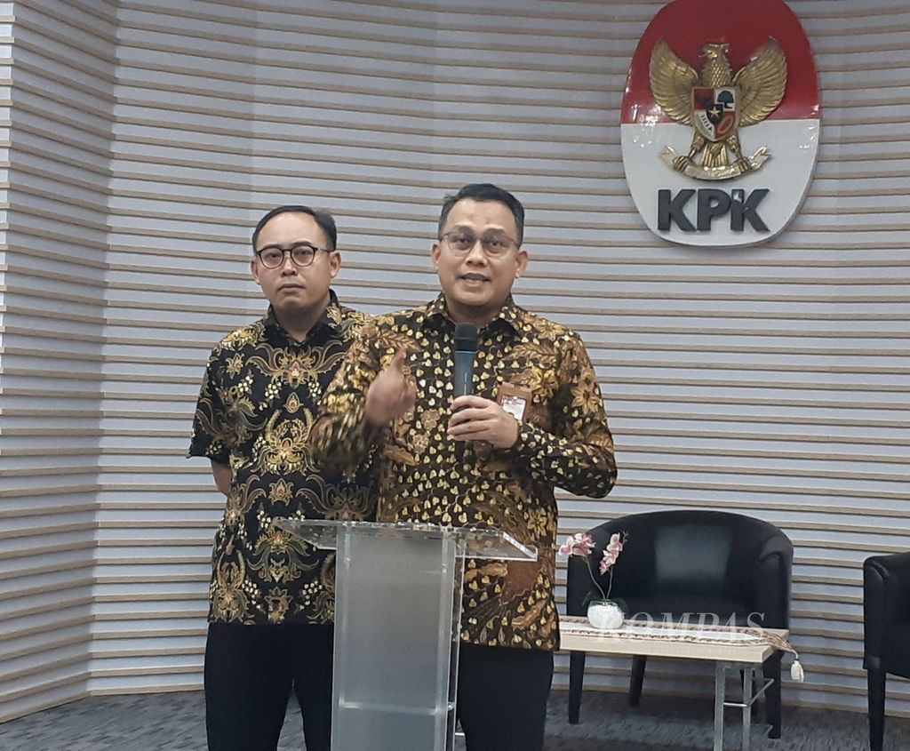 Kepala Bagian Pemberitaan KPK Ali Fikri saat memberikan keterangan kepada wartawan terkait penggeledahan di rumah dinas Menteri Pertanian, Jumat (29/9/2023).