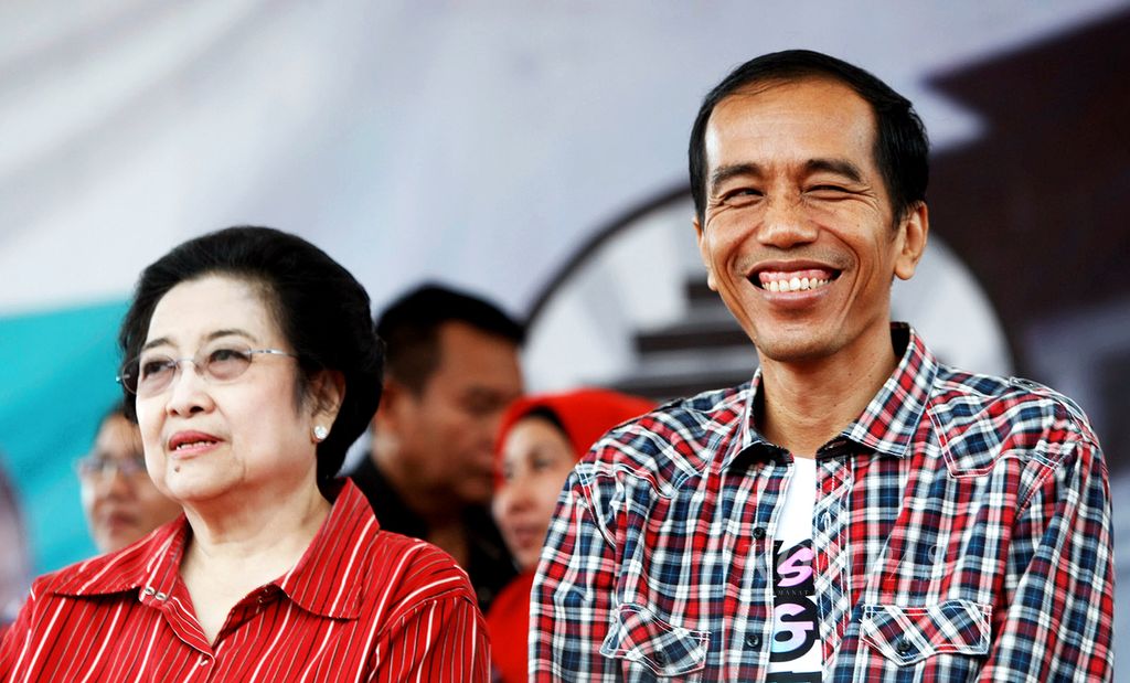 The Chairwoman of the Indonesian Democratic Party of Struggle (PDI-P), Megawati Soekarnoputri, and the Governor of Jakarta, Joko Widodo, attended a campaign for one of the governor and vice governor candidates supported by the party in the West Java Regional Elections in 2013 at Tarikolot Field, Nanjung Mekar Village, Rancaekek, Bandung Regency, West Java, on Saturday, February 16, 2013.