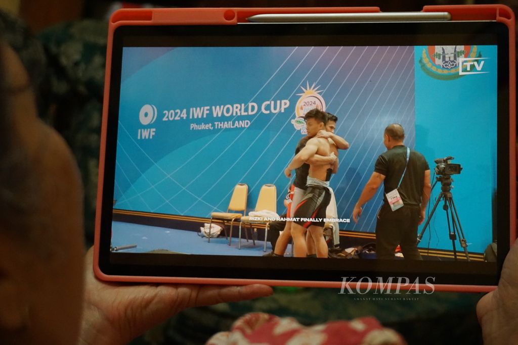 Momen ketika Rizki Juniansyah dan Rahmat Erwin Abdullah berpelukan setelah kepastian kelolosan ke Olimpiade Paris 2024, Kamis (4/4/2024), yang terekam dalam video yang diunggah dalam kanal Youtube Weighlifting House.