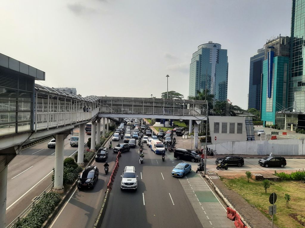 Kepadatan lalu lintas di Jalan Gatot Subroto, Jakarta, Jumat (24/3/2023) pukul 15.00. Volume kendaraan mulai meningkat dibanding sehari sebelumnya, tetapi masih tergolong rendah jika dibandingkan dengan hari kerja sebelum puasa.