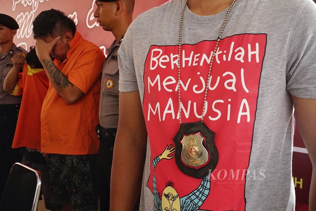 Dua orang tersangka tindak pidana perdagangan orang dihadirkan di Markas Polda Kepulauan Riau, Senin (9/9/2019). Dalam operasi penangkapan itu, polisi menyelamatkan 31 perempuan korban perdagangan orang yang berasal dari enam provinsi di Sumatera dan Jawa.
