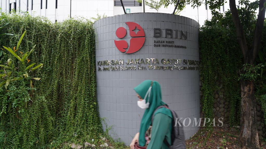 Karyawan melintasi Gedung Badan Riset dan Inovasi Nasional (BRIN) di Jakarta, Jumat (25/11/2022). 