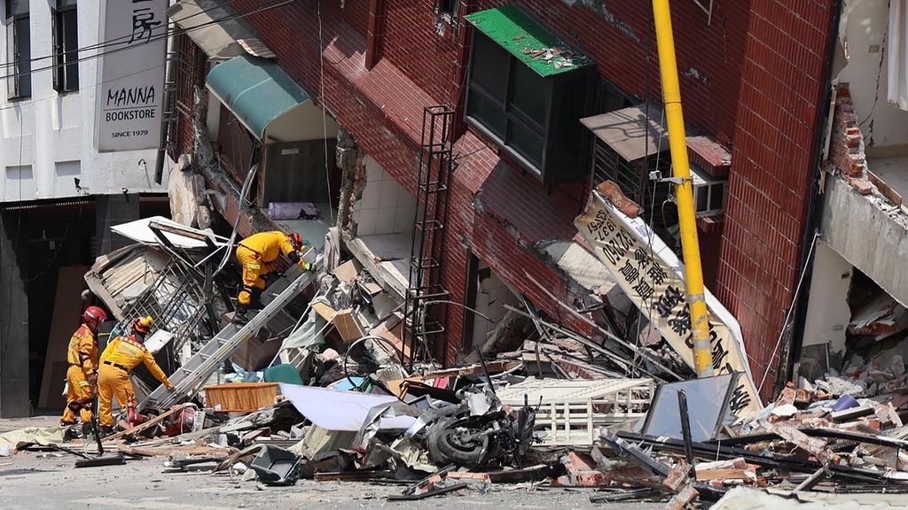 Sebuah bangunan rusak akibat gempa di Hualien, Taiwan, Rabu (3/4/2024). 